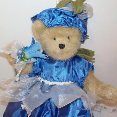 Limited Bear of the Month Gloria Bearybloom'.