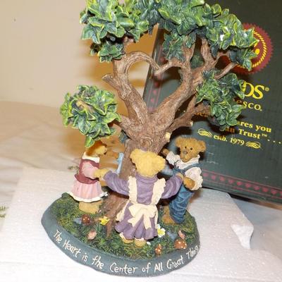Boyd's Figurine Art work.