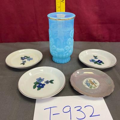 Avon vase and small plate assortment