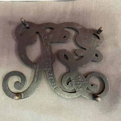 R trivet and ash tray