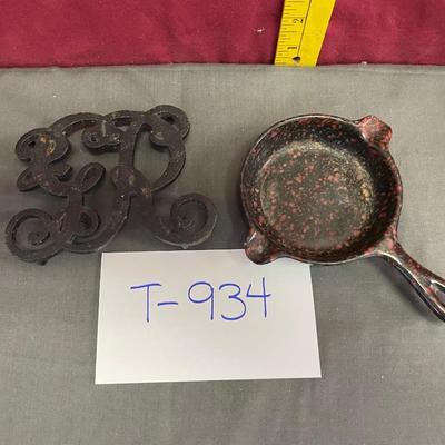 R trivet and ash tray