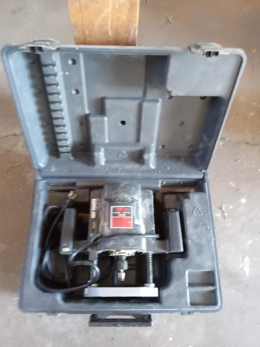 SKIL PLUNGE ROUTER 1835 IN A CASE