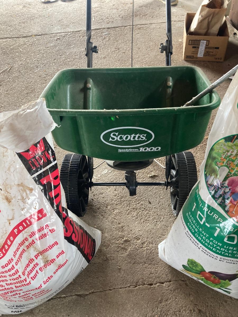 SCOTTS FERTILIZER SPREADER, FERTILIZER AND ROOT FEEDER WITH REFILLS