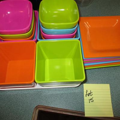 Multi-color plastic plates/bowls