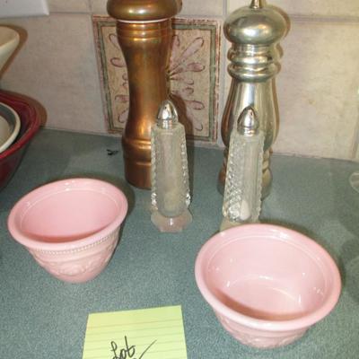 Kitchenware-salt & pepper shakers