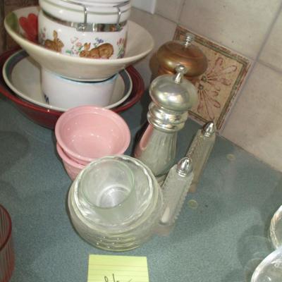 Kitchenware-salt & pepper shakers