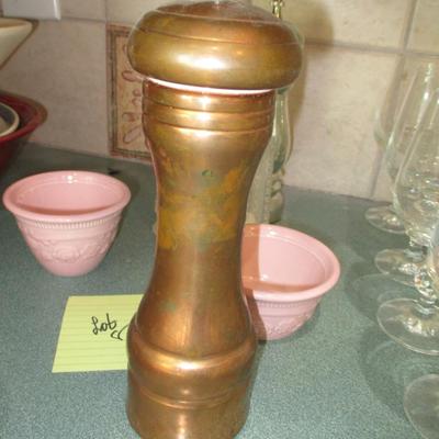 Kitchenware-salt & pepper shakers