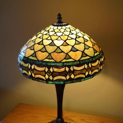 REPRODUCTION STAIN GLASS TABLE LAMP INTRICATE DESIGN OF E=FEATHER STYLE OVERLAY