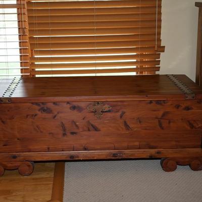 EXCELLENT VINTAGE NATURAL CEDAR CHEST WITH COPPER STRAPPINGS AND LOCK WITH SCROLLED LEGS