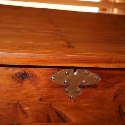 EXCELLENT VINTAGE NATURAL CEDAR CHEST WITH COPPER STRAPPINGS AND LOCK WITH SCROLLED LEGS
