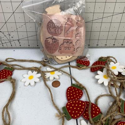 #36 Daisy & Strawberry String Banner & Strawberry Crafting Wood Pieces