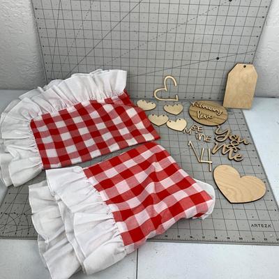 #90 Vintage Checkered Pillow Cases & Wood Crafts