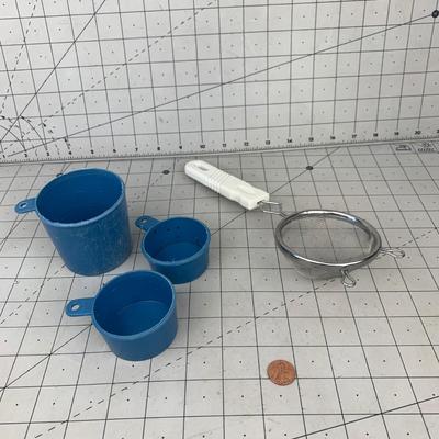 #247 Little Strainer & Measuring Cups