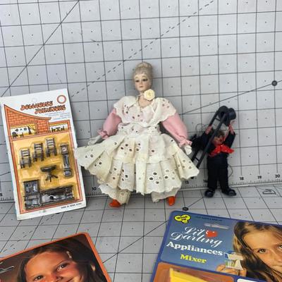 #259 Vintage Dolls & Tiny Kitchen