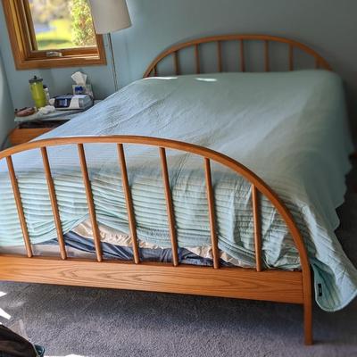 Lovely Vermont Tubbs Oak Bed, mattress included