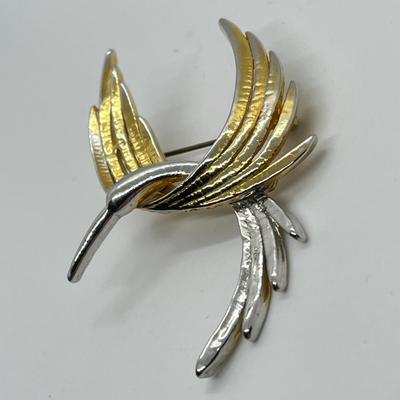 LOT 50: Vintage Goldtone/Silvertone Figural Ribbed Bird Brooch / Pin