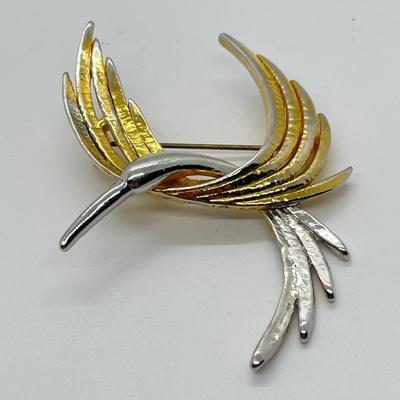 LOT 50: Vintage Goldtone/Silvertone Figural Ribbed Bird Brooch / Pin