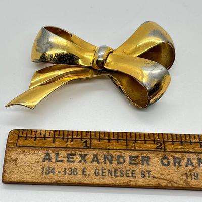 LOT 64: Goldtone Large Bow Pin