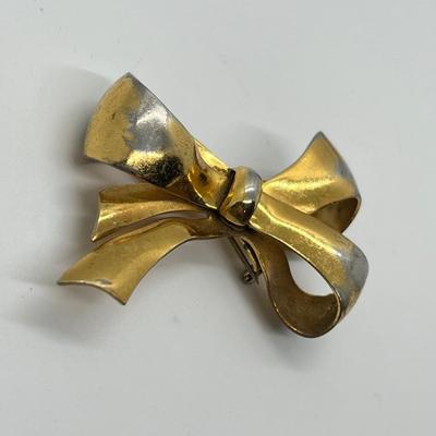 LOT 64: Goldtone Large Bow Pin