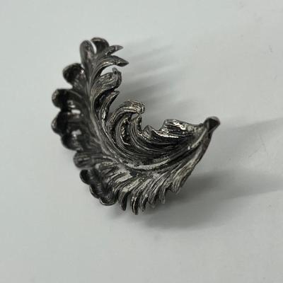 LOT 68: Silvertone  Pins / Brooches - Monet & More