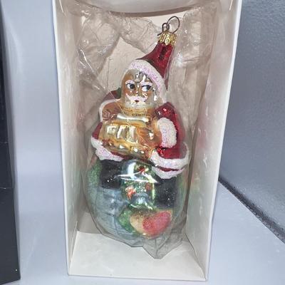 1256 Christopher Radko 1995 â€œOn top of the Worldâ€ Glass Ornament