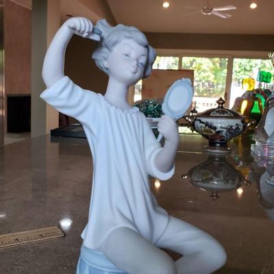 Lladro Girl with Brush and mirror #1081