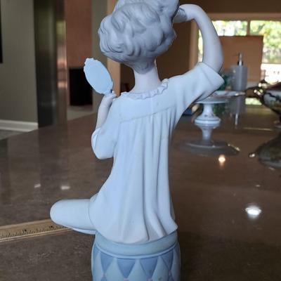 Lladro Girl with Brush and mirror #1081