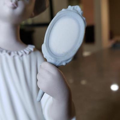 Lladro Girl with Brush and mirror #1081
