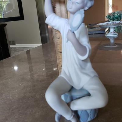 Lladro Girl with Brush and mirror #1081