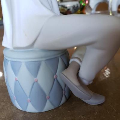 Lladro Girl with Brush and mirror #1081