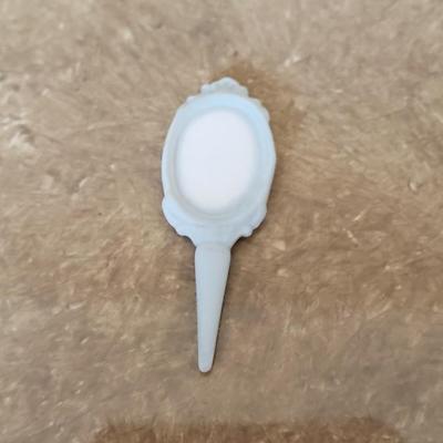 Lladro Girl with Brush and mirror #1081