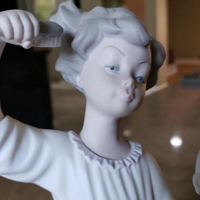 Lladro Girl with Brush and mirror #1081