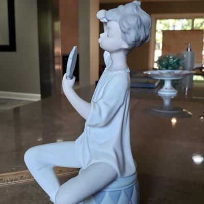 Lladro Girl with Brush and mirror #1081