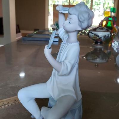 Lladro Girl with Brush and mirror #1081