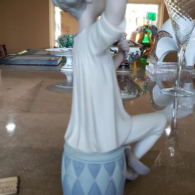 Lladro Girl with Brush and mirror #1081