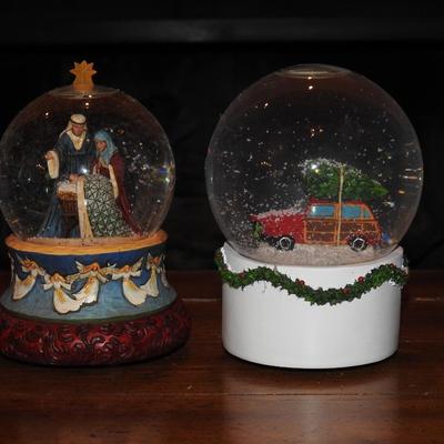 Holiday Musical Snowglobes