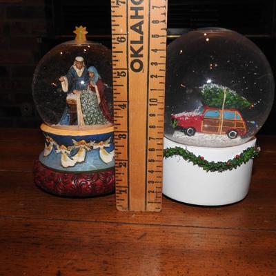 Holiday Musical Snowglobes