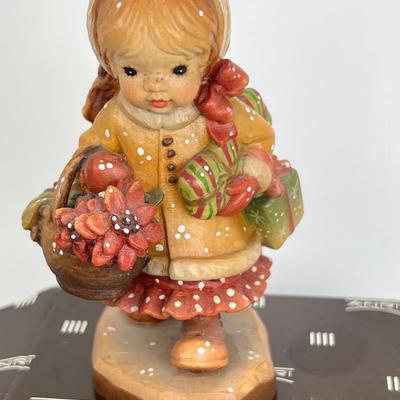 ANRI Italian woodcarving Collectible figurine "Yuletide Cheer"