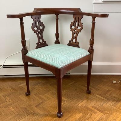 8009 Vintage Chippendale Style Mahogany Corner Chair