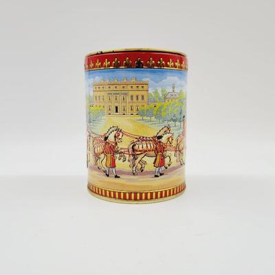 WINDSOR CASTLE - QUEEN ELIZABETH COLLECTABLE METAL BANK
