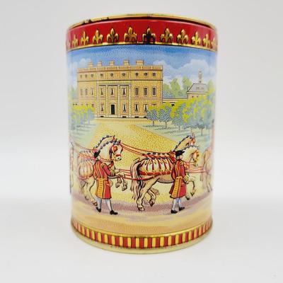 WINDSOR CASTLE - QUEEN ELIZABETH COLLECTABLE METAL BANK