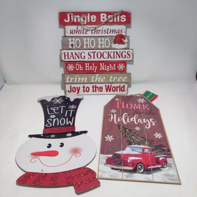 CHARMING CHRISTMAS HANGING WALL DECOR