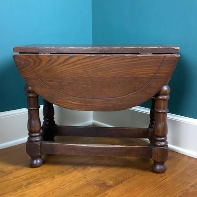 8019 Vintage Oak William and Mary Style Drop Leaf Side Table