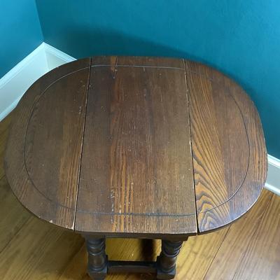 8019 Vintage Oak William and Mary Style Drop Leaf Side Table