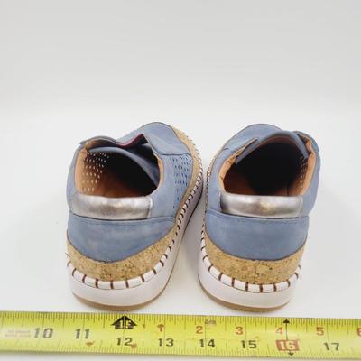 SUEDE WOMENS SIZE 39 SLIP ON TENNIS SHOES
