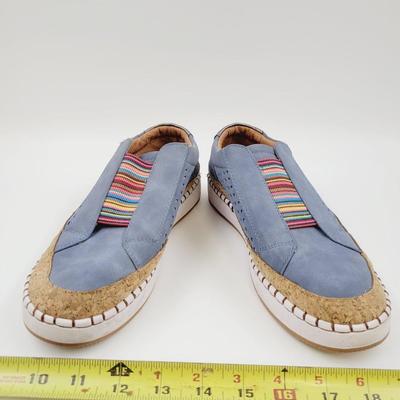 SUEDE WOMENS SIZE 39 SLIP ON TENNIS SHOES