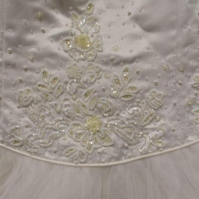 Wedding Dress with Floral Beading Details, Long Train, Around Size 6? Needs Cleaning. Good Condition