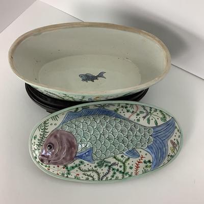 8035 Vintage Covered Fish Tureen