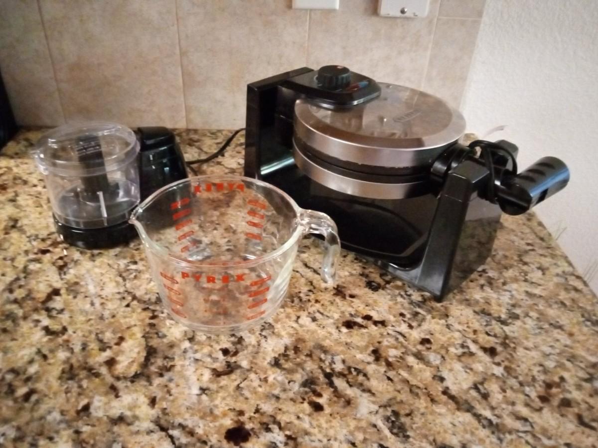 BELLA FLIP WAFFLE MAKER, MINI PROCESSOR AND MEASURING CUP