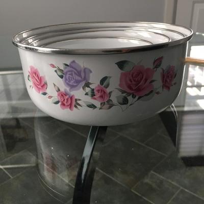 Set of enamel mixing bowls.